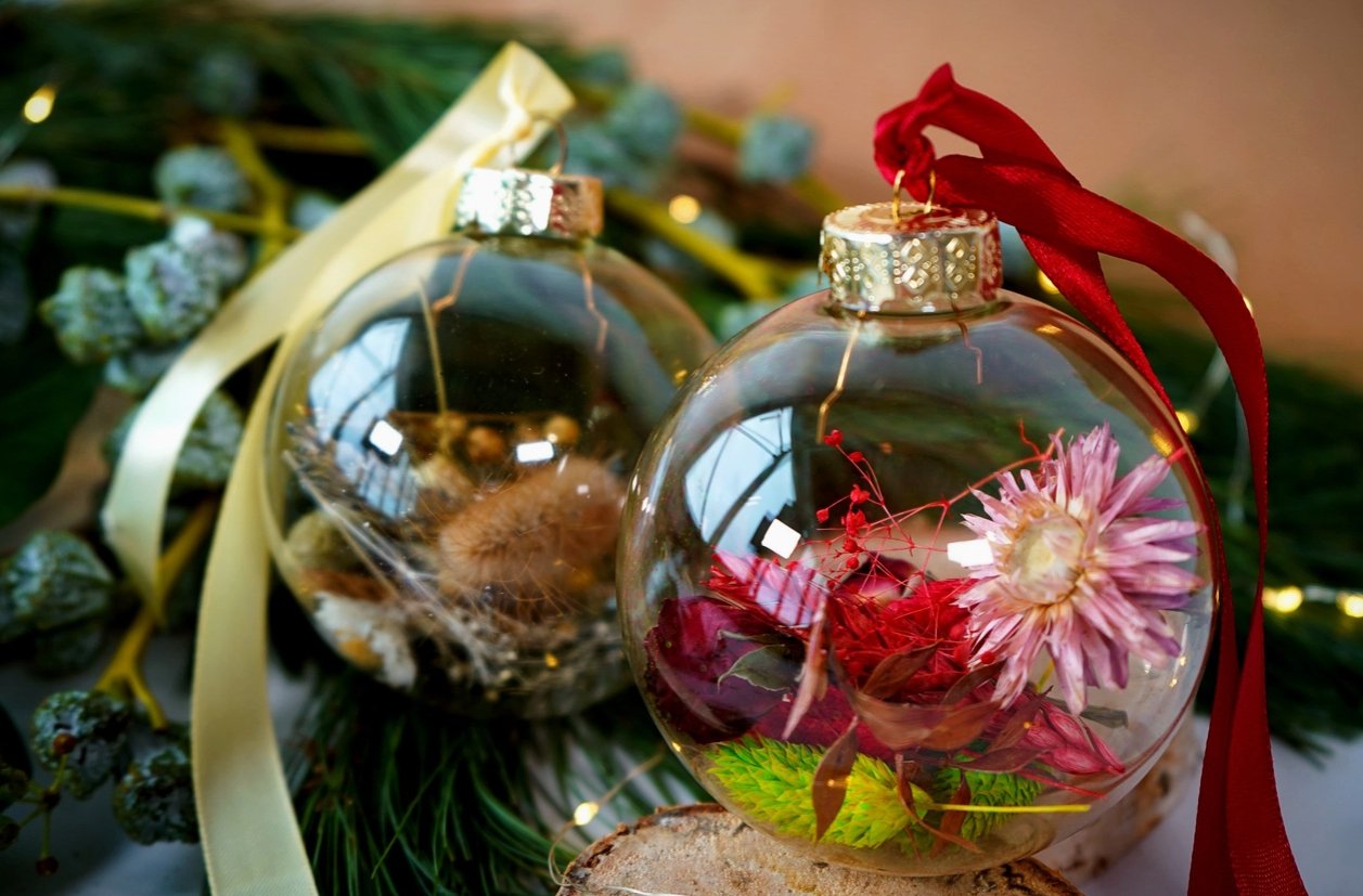 Christmas Ornament with Dried Flowers - Hug in a box.ie