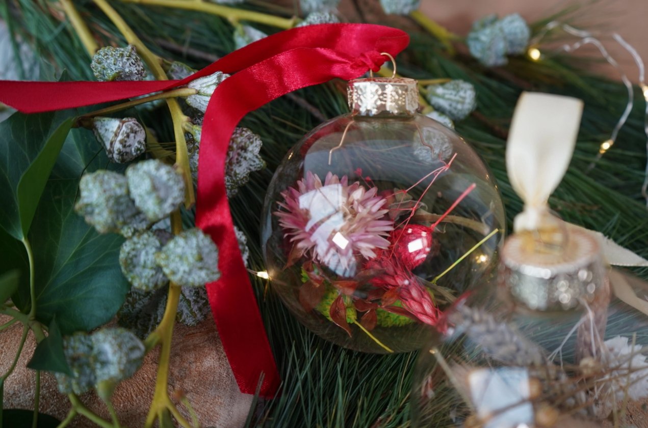 Christmas Ornament with Dried Flowers - Hug in a box.ie